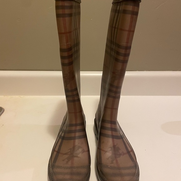 Burberry rain boots in great condition. Size 6 / 39. - Picture 5 of 7